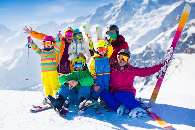 Famille avec des enfants dans les montagnes photos stock Famille avec des enfants dans les montagnes photos stock