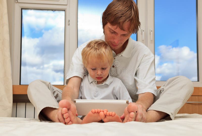 Famille avec la tablette digitale image libre de droits Famille avec la tablette digitale image libre de droits