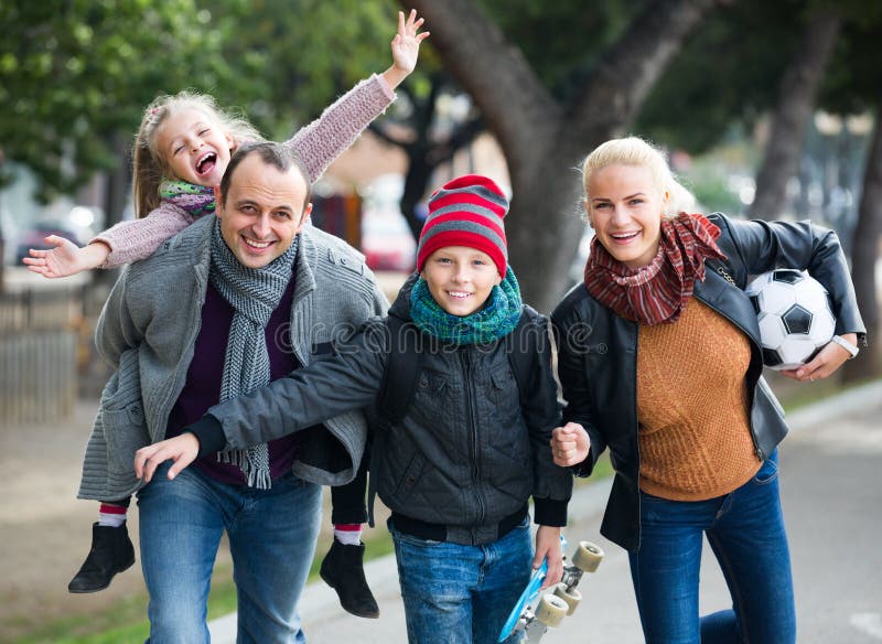 Famille avec le fils et la fille photographie stock Famille avec le fils et la fille photographie stock