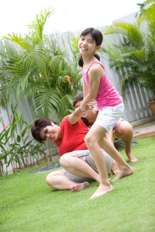 Famille ayant l'amusement dans le jardin photographie stock Famille ayant l'amusement dans le jardin photographie stock