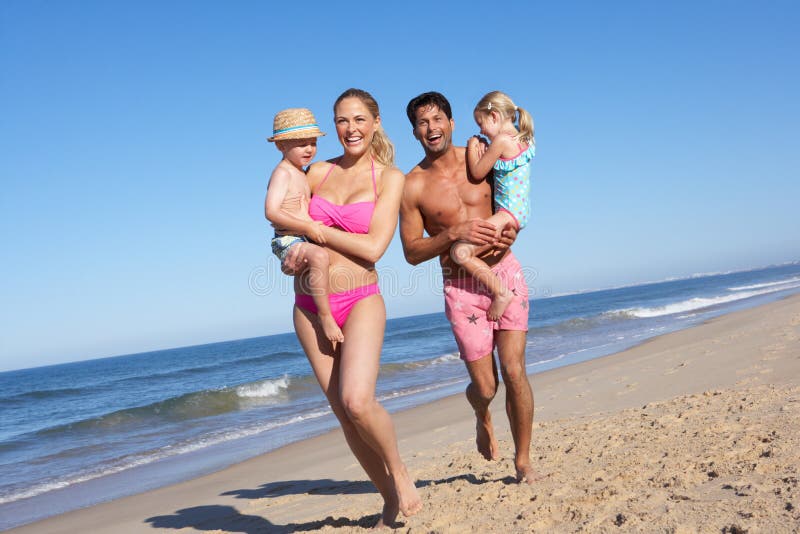 Famille ayant l'amusement sur la plage images libres de droits Famille ayant l'amusement sur la plage images libres de droits