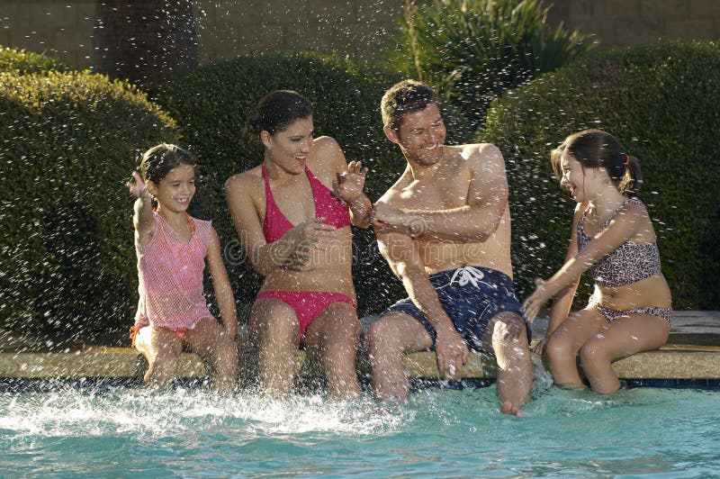 Famille ayant l'amusement à la piscine photo libre de droits Famille ayant l'amusement à la piscine photo libre de droits