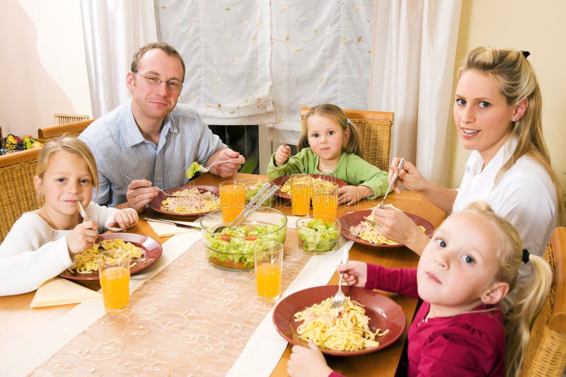Famille ayant un repas ensemble images stock Famille ayant un repas ensemble images stock