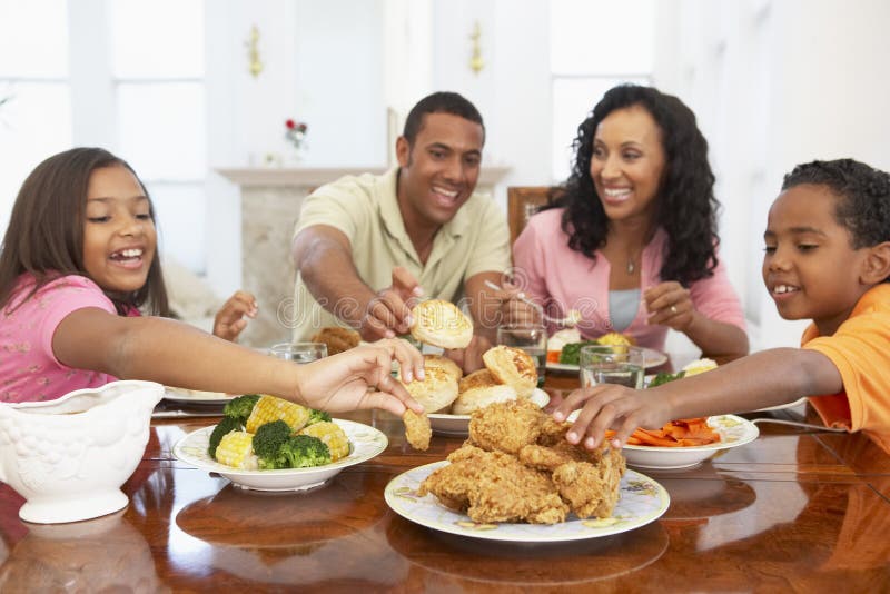 Famille ayant un repas à la maison photographie stock libre de droits Famille ayant un repas à la maison photographie stock libre de droits