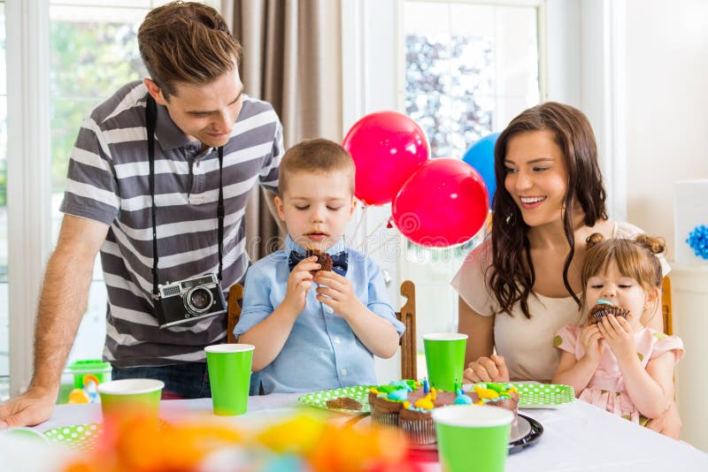 Famille célébrant la fête d'anniversaire à la maison photo stock