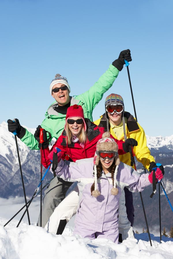 Famille d'adolescent des vacances de ski en montagnes photo libre de droits Famille d'adolescent des vacances de ski en montagnes photo libre de droits