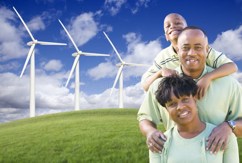 Famille d'Afro-américain et turbine de vent heureux images libres de droits Famille d'Afro-américain et turbine de vent heureux images libres de droits