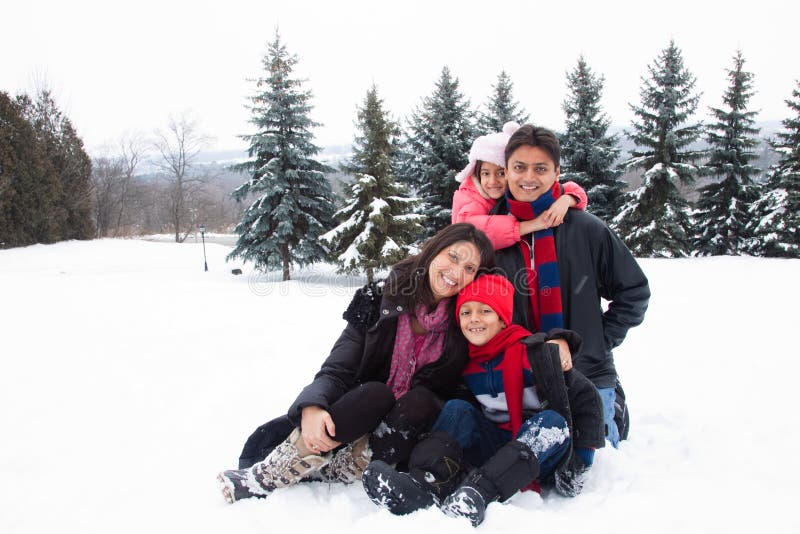 Famille d'Indien est jouant dans la neige photos libres de droits Famille d'Indien est jouant dans la neige photos libres de droits