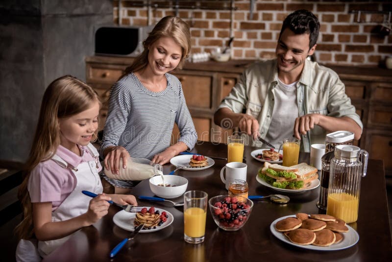 Famille dans la cuisine image libre de droits Famille dans la cuisine image libre de droits