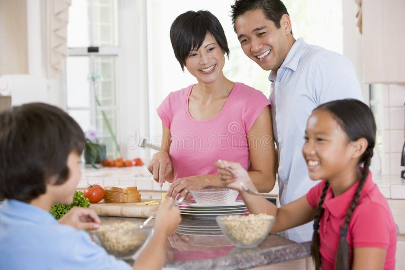 Famille dans la cuisine mangeant le déjeuner photo libre de droits Famille dans la cuisine mangeant le déjeuner photo libre de droits
