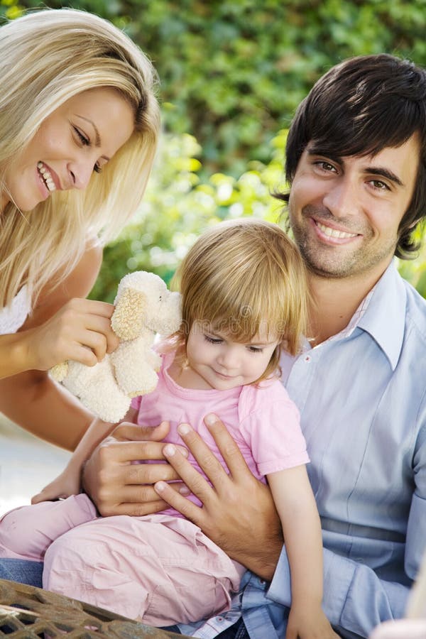 Famille dans le jardin photo stock Famille dans le jardin photo stock