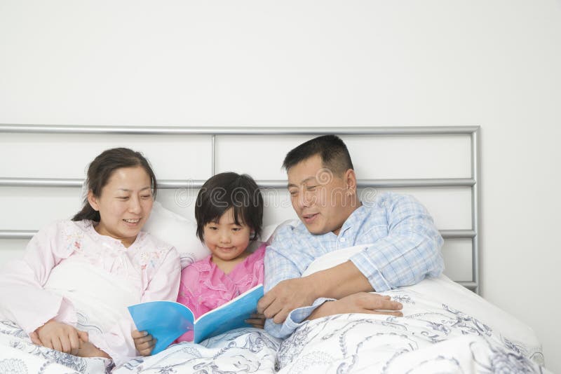 Famille dans le relevé de bâti image stock Famille dans le relevé de bâti image stock