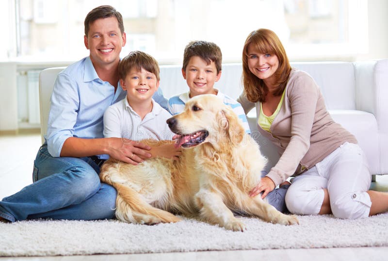 Famille dans occasionnel image libre de droits Famille dans occasionnel image libre de droits