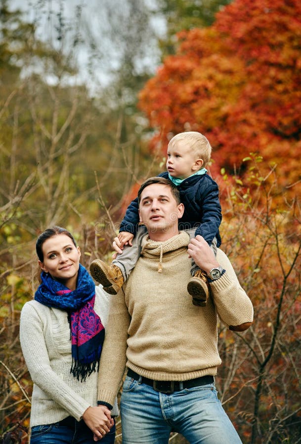 Famille de balade dans la forêt d'automne photo libre de droits Famille de balade dans la forêt d'automne photo libre de droits