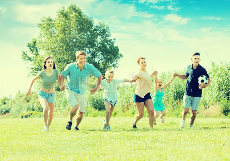 famille de ¿ d'ï » jouant et fonctionnant photos stock famille de ¿ d'ï » jouant et fonctionnant photos stock