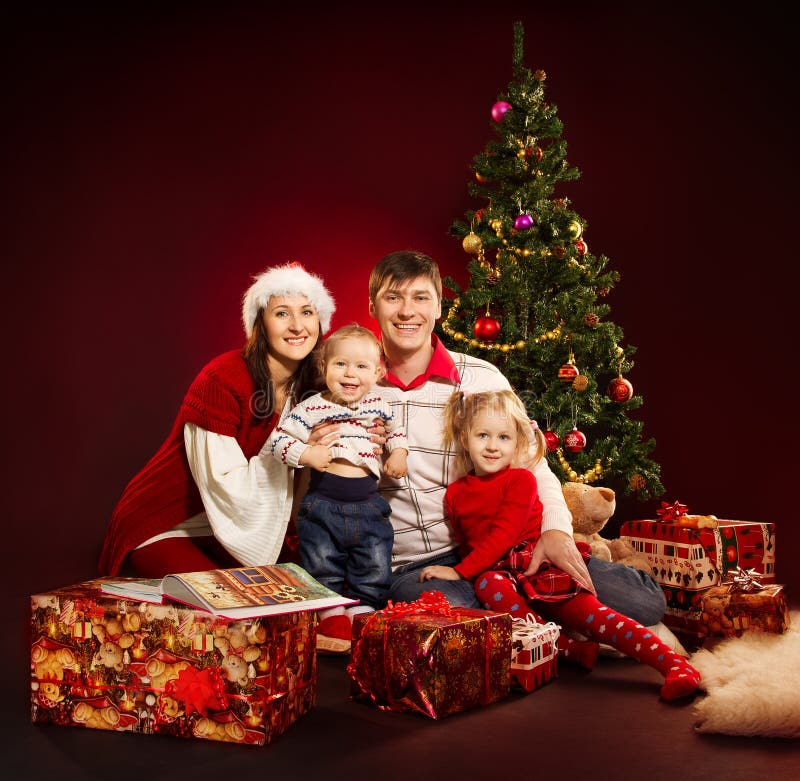 Famille de Noël, arbre de sapin avec des cadres de cadeau images libres de droits Famille de Noël, arbre de sapin avec des cadres de cadeau images libres de droits