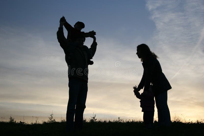 Silhouette d'une famille de quatre personnes photos libres de droits
