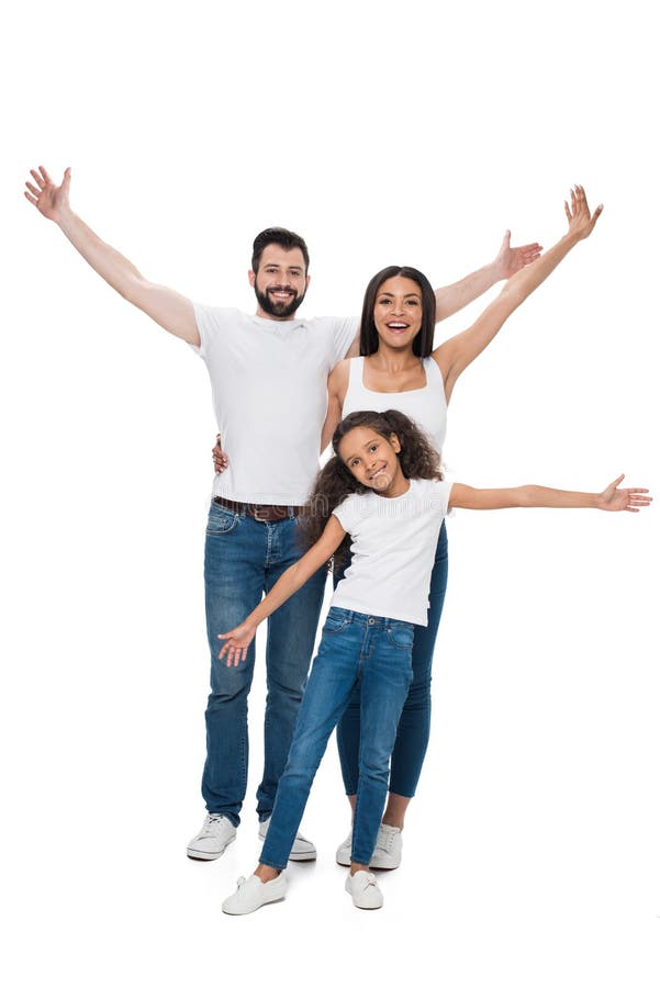 Famille de sourire avec les bras tendus regardant l'appareil-photo avec images libres de droits Famille de sourire avec les bras tendus regardant l'appareil-photo avec images libres de droits