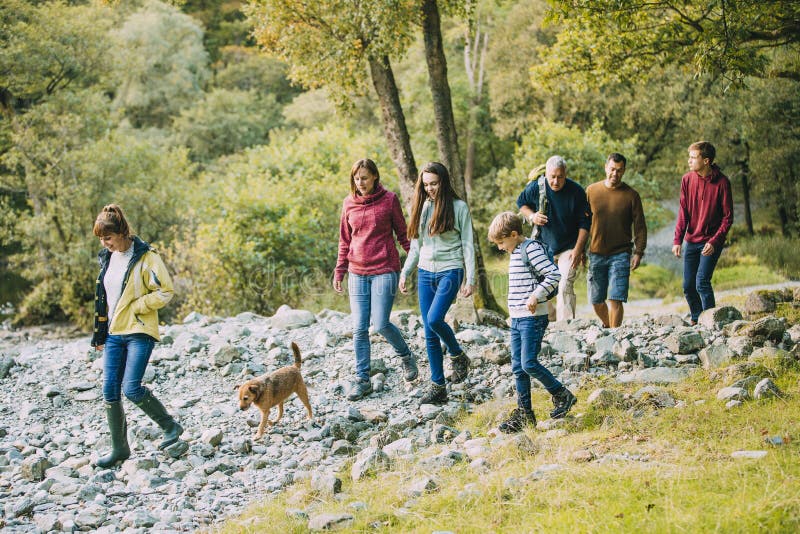 Famille de trois générations augmentant par le secteur de lac photographie stock libre de droits Famille de trois générations augmentant par le secteur de lac photographie stock libre de droits