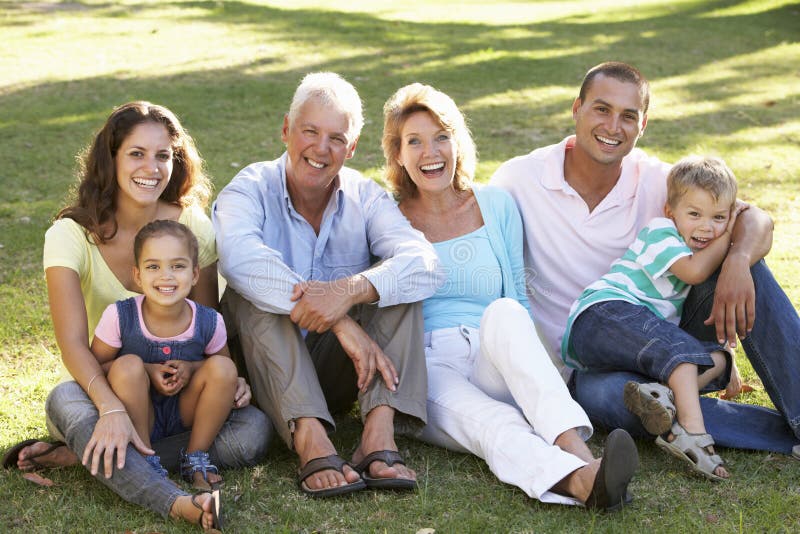 Famille de trois générations détendant en parc d'été image stock