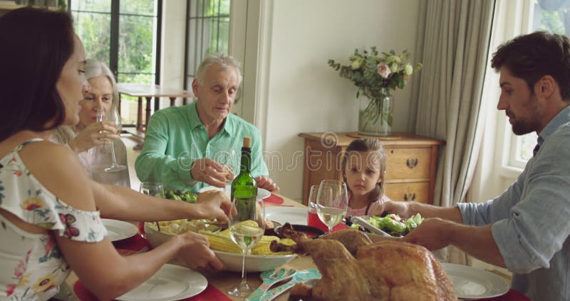 Famille de trois générations qui mangent ensemble banque de vidéos