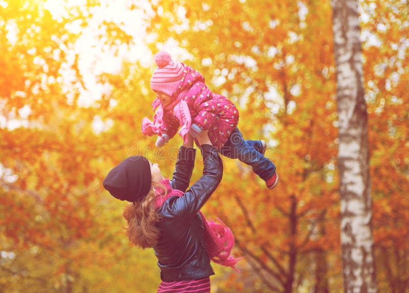 famille de ?????. Fille de maman et de bébé pour la promenade en automne photographie stock famille de ?????. Fille de maman et de bébé pour la promenade en automne photographie stock