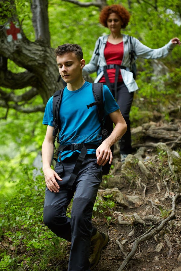 Famille des randonneurs marchant sur une traînée de montagne photographie stock Famille des randonneurs marchant sur une traînée de montagne photographie stock