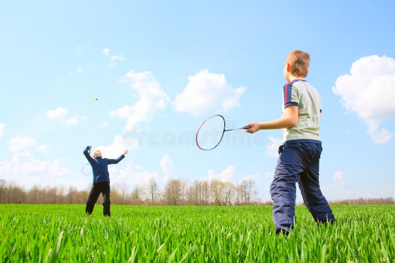 Famille - deux petits garçons jouant au badminton