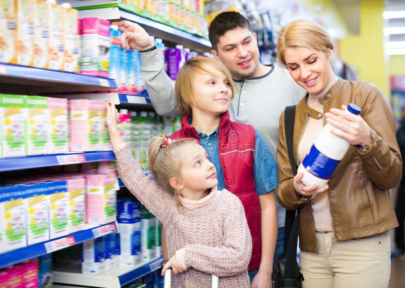 Famille du lait quatre pasteurisé de achat photo libre de droits Famille du lait quatre pasteurisé de achat photo libre de droits