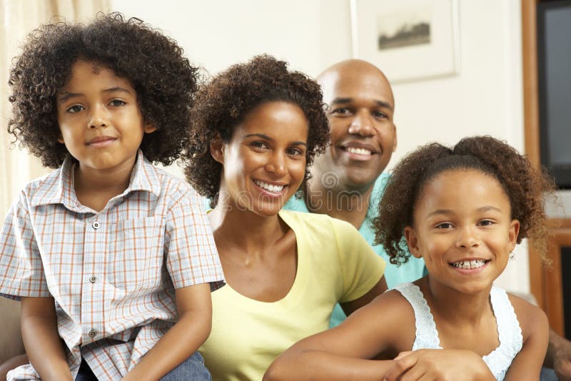 Famille détendant à la maison sur le sofa photo libre de droits Famille détendant à la maison sur le sofa photo libre de droits