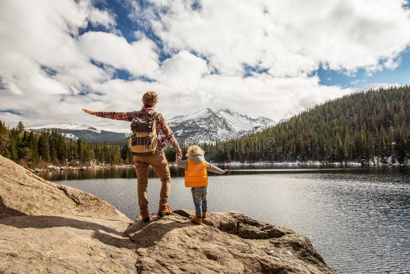 Famille en parc national de montagnes rocheuses aux Etats-Unis photo stock Famille en parc national de montagnes rocheuses aux Etats-Unis photo stock