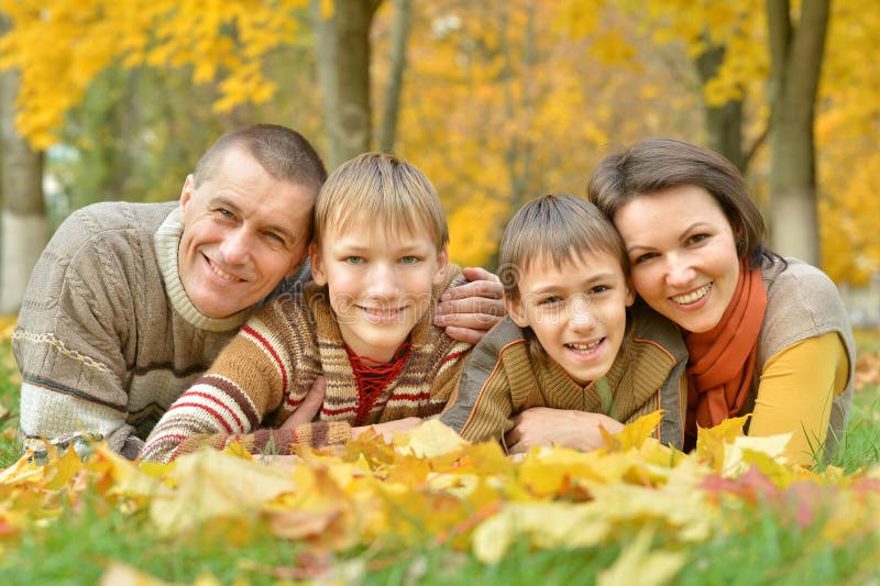 Famille en stationnement d'automne image libre de droits Famille en stationnement d'automne image libre de droits