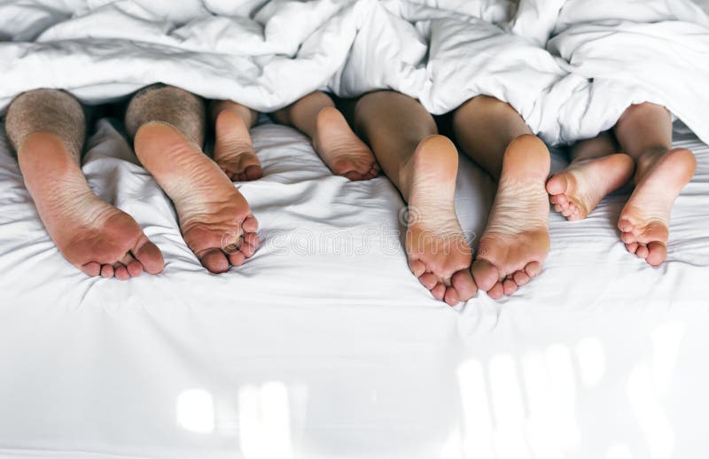 Famille entière partageant un lit images libres de droits Famille entière partageant un lit images libres de droits
