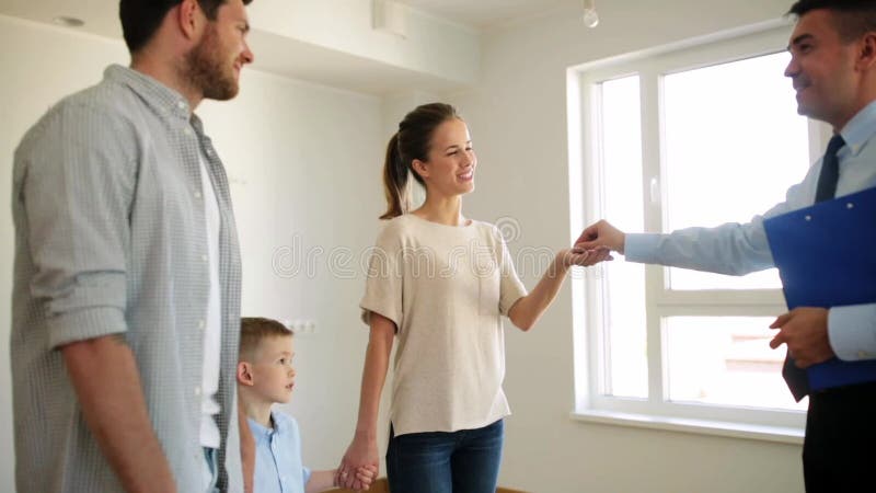 Famille et agent immobilier heureux à la nouvelle maison ou à l'appartement