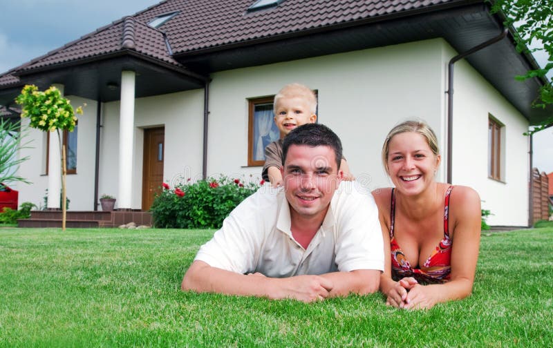 Famille et maison heureuses images libres de droits Famille et maison heureuses images libres de droits