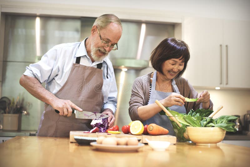 Famille faisant cuire le concept d'unité de nourriture de cuisine image libre de droits Famille faisant cuire le concept d'unité de nourriture de cuisine image libre de droits