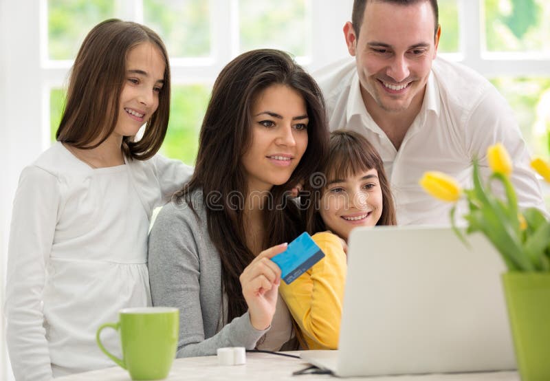 Famille faisant des emplettes en ligne photo stock Famille faisant des emplettes en ligne photo stock