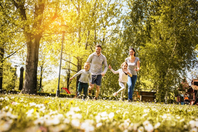 Famille gaie jouant avec leur ` s d'enfants images stock Famille gaie jouant avec leur ` s d'enfants images stock