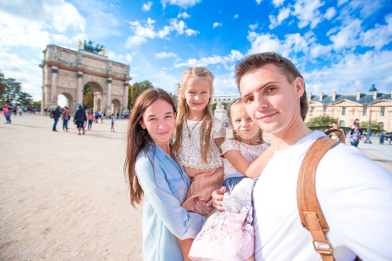 Famille heureuse avec deux enfants à Paris sur le Français photo stock Famille heureuse avec deux enfants à Paris sur le Français photo stock