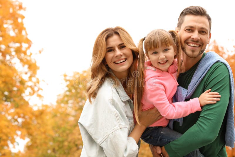 Famille heureuse avec l'enfant ensemble en parc photographie stock Famille heureuse avec l'enfant ensemble en parc photographie stock