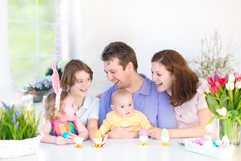 Famille heureuse avec trois enfants appréciant des breakfas image libre de droits