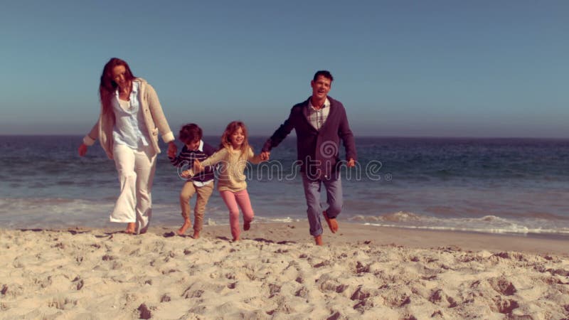 Famille heureuse ayant l'amusement