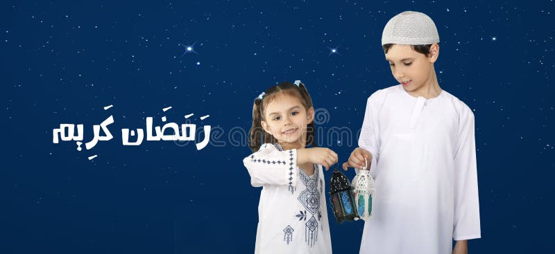 Famille heureuse célébrer le mois sacré du Ramadan photos libres de droits