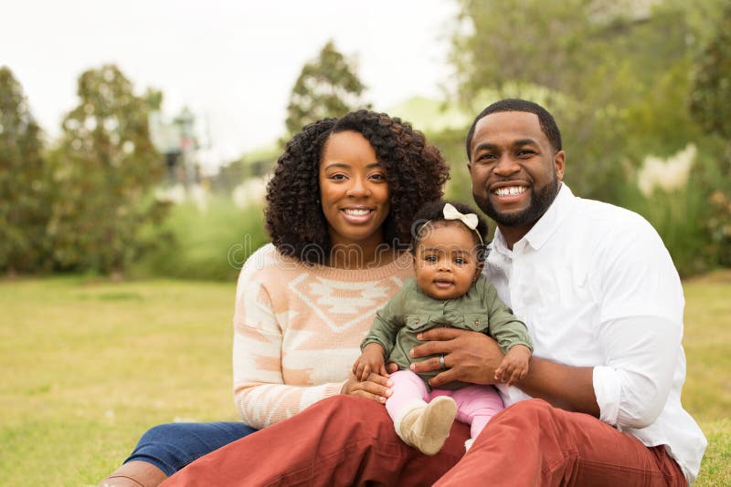 Famille heureuse d'Afro-américain avec leur bébé photo libre de droits
