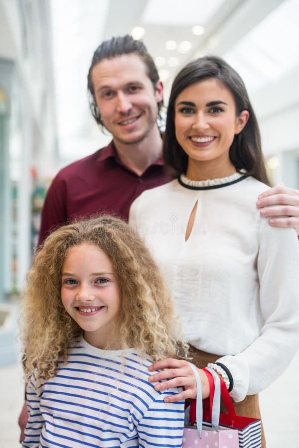 Famille heureuse dans le centre commercial photographie stock libre de droits Famille heureuse dans le centre commercial photographie stock libre de droits