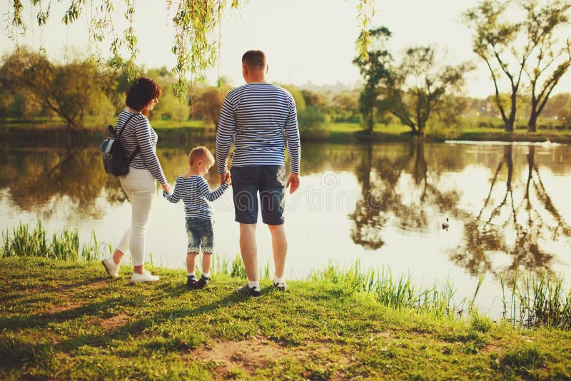 Famille heureuse en parc d'été photographie stock libre de droits Famille heureuse en parc d'été photographie stock libre de droits