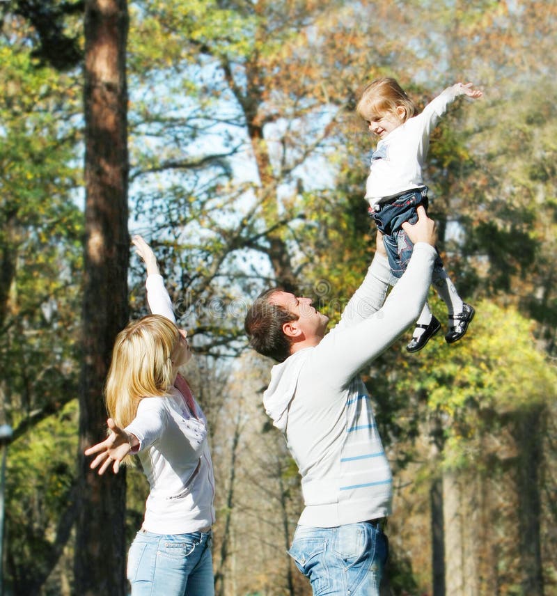Famille heureuse en stationnement images libres de droits Famille heureuse en stationnement images libres de droits