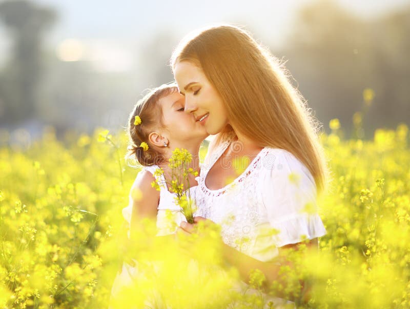 Famille heureuse l'été étreindre de dérivé d'enfant de petite fille et k photos libres de droits Famille heureuse l'été étreindre de dérivé d'enfant de petite fille et k photos libres de droits