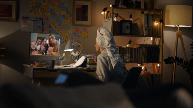 Famille heureuse parler en ligne maison par webcam. femme détendue profitant d'une soirée cosy banque de vidéos