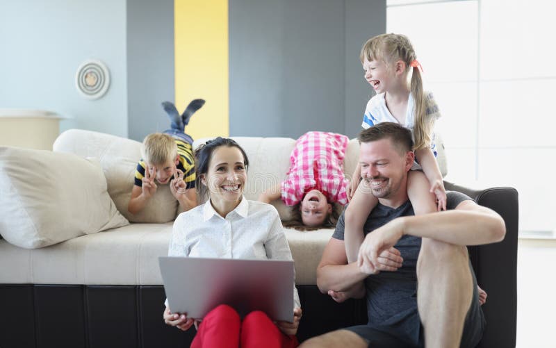 Famille heureuse passer du temps ensemble père mère et enfants rire temps insouciant images libres de droits